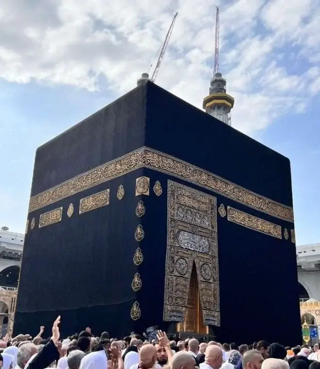 A clear view of the Kaaba with its black Kiswah, surrounded by Umrah pilgrims inside Masjid al-Haram for the Dreamial Umrah experience.